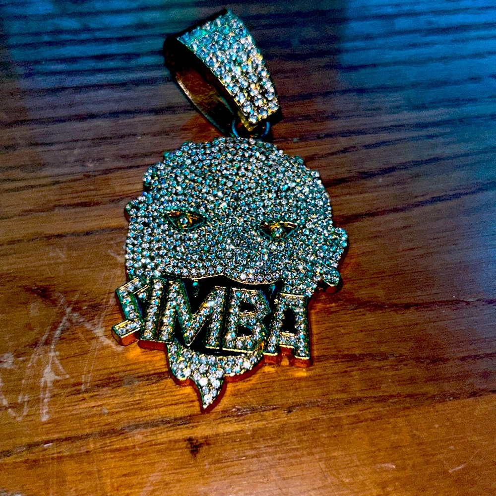 I am selling a pendant Nothing is wrong with it. It’s imperfect condition.